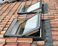 Fenêtre de toit à ouverture automatique en composite aluminium-bois sur mesure pour villa moderne et extension de maison