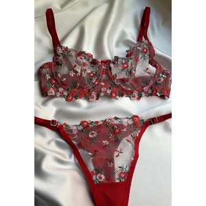 Ensemble de lingerie de haute qualité avec détails floraux rouges, soutien-gorge rembourré sans armatures, effet push-up, logo brodé, et string assorti. - Product Image 3