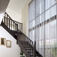 Système d'escalier droit préfabriqué Prima, structure en poutre d'acier sur mesure, balustrade en verre trempé pour maison duplex