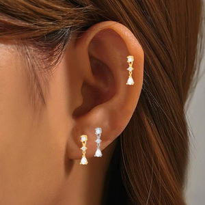 Pendientes de titanio chapados en oro ASTM-F136 Getta Gaby con cadena colgante, rosca interna y circonita para perforación de oreja tipo labret. - Product Image 3