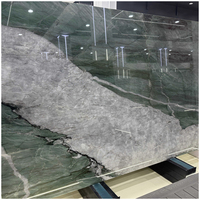Dalles de quartzite Fuchsite Cristallo vert brésilien rétroéclairé pour comptoirs de cuisine et de salon dans les villas et les maisons de luxe