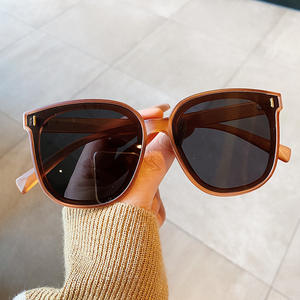 แว่นกันแดดโพลาไรซ์กรอบใหญ่ทรงสี่เหลี่ยม รุ่นใหม่ สำหรับทุกเพศ ป้องกันรังสียูวี 400 พร้อมหมุดตกแต่งสีทราย ทากิบานะ และลายเกล็ดไม้สีเทา เลนส์พีซี ประเภท 3 - Product Image 1