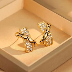 Nouvelles boucles d'oreilles à clous en forme de X à motif diamant exquis, design haut de gamme pour femmes, vente en gros à la mode pour l'Europe et l'Amérique - Product Image 3
