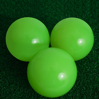 Balles de golf Surlyn en caoutchouc phosphorescent trois-pièces Balles de golf de stationnement lumineuses et absorbant la lumière avec logo personnalisé OEM de pratique de nuit