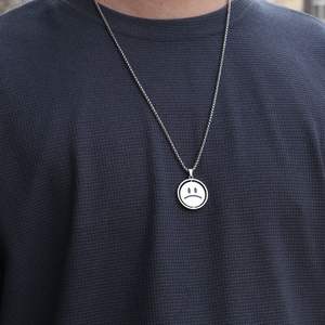 Commercio all'ingrosso personalizzato di alta qualità in acciaio inossidabile collana di gioielli che ruotano su due lati sorriso faccia ha detto collana con ciondolo viso - Product Image 5