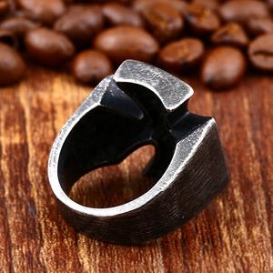 Bague large en acier inoxydable 316 pour homme, motif croix gothique, textures contrastées, esthétique sombre et masculine, accessoire rétro élégant - Product Image 3