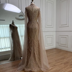 Abito da sera Serene Hill LA71885C color nudo con collo alto, maniche a mantella e piume, modello 2025, abito da cerimonia per donna - Product Image 4