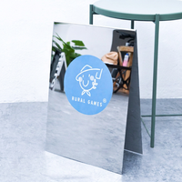 Panneau publicitaire sur pied en acier inoxydable finition miroir avec technologie d'affichage UV