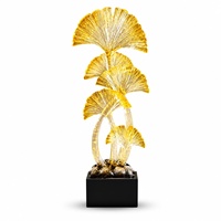 Sculpture de table haute en résine dorée style Art déco, feuille de Ginkgo, sur base noire, pour l'entrée ou la décoration du salon