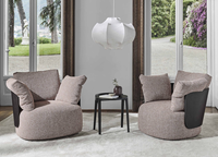 Moderner Wohnzimmer-Einzelsessel Holz-Armlehnstuhl Drehbarer Metallsockel Stoffbezogener Loungesessel