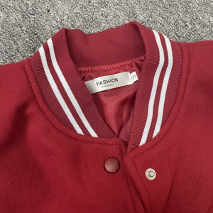 Blouson d'hiver pour homme imperméable avec garniture en fourrure de mouton, style vintage baseball, couleur et taille personnalisables - Product Image 1