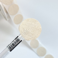 Rouleau d'étiquette en papier texturé avec logo en relief rond personnalisé