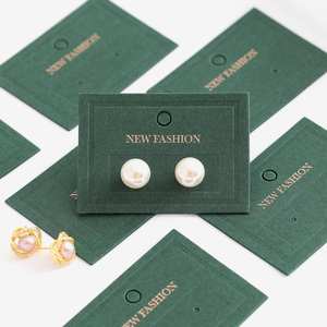 Individuell Bedruckte Dunkelgrüne Kunstpapier-Ohrring-Präsentationskarte in Angepasster Größe und Form für Juweliergeschäfte und Markenpromotion - Product Image 5