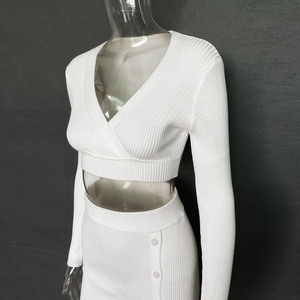 Q21128 zarif <span class=keywords><strong>2</strong></span>-Piece kadın giyim seti düğme yakın derin V boyun uzun kollu yarı kırpma üst örme yarık etek Bodycon - Product Image 6