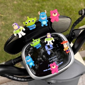 Accessoires de voiture électrique en résine, ornements de voiture de <span class=keywords><strong>dessin</strong></span> <span class=keywords><strong>animé</strong></span> mignon écologique 2023 New High-end Internet Celebrant Motorcycle - Product Image 2
