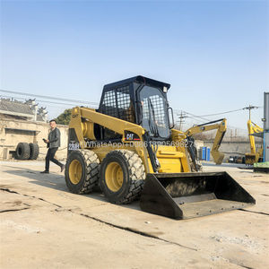 Chargeuse compacte sur pneus CAT 226B3 d'occasion, modèle 2020, avec moteur CAT, poids de la machine 2,64 tonnes, puissance 42 kW, charge nominale 680 kg - Product Image 2