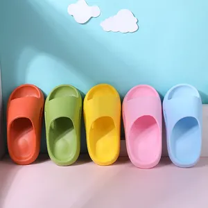รองเท้าแตะสำหรับเด็กผู้ชายเด็กผู้หญิง,รองเท้าพื้นเรียบกันลื่นสวมใส่สบายในร่มสีพื้นใหม่สำหรับฤดูร้อน