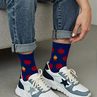 Chaussettes en coton Pilates Funny Chips Crew Length en bleu foncé avec des points rouges Fun Fashionable Spring Style