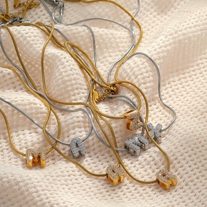 Colgantes Modernos Personalizados de Fabricantes, Letra A-Z, Oro de 18K, Microincrustaciones de Circonita, Cadena de Clavícula de Acero Inoxidable, Colgante de Moda - Product Image 1