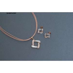 Ensemble collier et boucles d'oreilles unique et classe de haute qualité en gros prix de collection de créateurs - Product Image 1