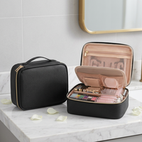 Sac de voyage portable noir en PU avec fermeture éclair, grande capacité, pour femmes, avec logo personnalisé, fabriqué en usine BSCI, organiseur de maquillage avec séparateurs