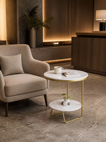 Table d'appoint moderne en pierre frittée, directement de l'usine, avec cadre asymétrique en U fin couleur or champagne et étagère inférieure, mobilier de salon