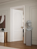 Porte en bois à charnières de style médiéval, peinte en blanc, avec lignes décoratives, rainures de style mid-century et arc circulaire