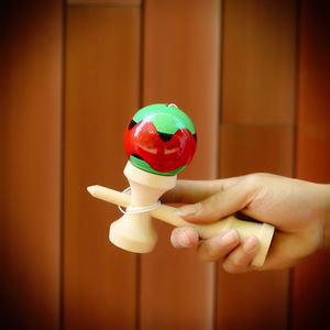 Juego de juguetes de madera profesional Kendama OEM y ODM para principiantes, competencia japonesa, espada de Jade, Bola de Luna con <span class=keywords><strong>certificado</strong></span> CPC para jugar - Product Image 3