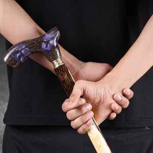 Bastón de Resina Artesanal que Combina Madera Duradera y Acabado Artístico en Resina, Perfecto para Asistencia de Movilidad Diaria - Product Image 4