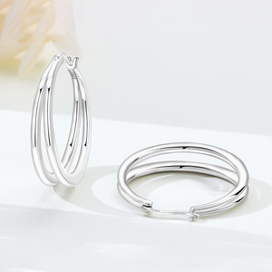 Les boucles d'oreilles simples à double anneau sont un choix idéal pour les accessoires des filles, et également une excellente option pour un cadeau d'anniversaire ou de fête. - Product Image 6