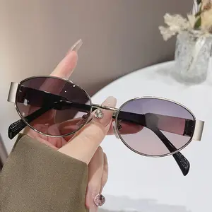 Kacamata hitam Uv 2024 kecantikan baru musim panas wanita trendi pembuat 400 kacamata bingkai logam Oval kepribadian