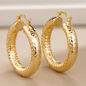 Orecchini a Cerchio Chunky per Donne, Design con Motivo a Diamante, Gioielli di Moda Unici e Distintivi - Product Image 1