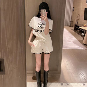 Nouveau design Ensembles de vêtements d'été pour femmes célèbres Ensemble décontracté de sport de couleur unie blanc Ensemble deux pièces court d'été pour femmes - Product Image 1