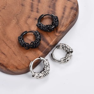 1 Par/2 Piezas de Aretes Clásicos Punk de Acero Inoxidable, Aretes Redondos Góticos con Patrón Vintage Grabado, Aretes de Aro Hip Hop, Joyería para Motociclistas - Product Image 1