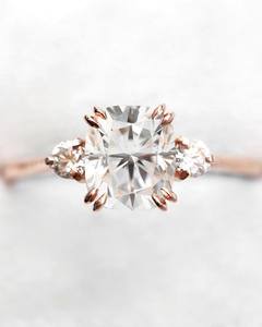 Bague de fiançailles en moissanite taille coussin 3,50 carats, or rose 14K, sertie à double griffe, bague à trois pierres, bague de demande en mariage, bague de mariée - Product Image 3