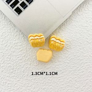 Breloques alimentaires jaunes en résine, série Croissant, Hot-dog, Pain, pour décoration DIY de coques de téléphone et porte-clés, motif nourriture délicieuse faite main - Product Image 3