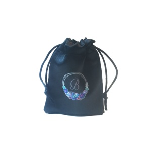 Pochette à bijoux en satin noir avec cordon de serrage et logo personnalisé, idéale pour l'emballage de bijoux, les cadeaux et les sacs de cadeaux - Product Image 3