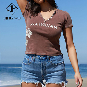 Camiseta de manga corta con cuello en V y estampado tropical hawaiano de alta calidad, personalizada, 100% algodón, con cuello Henley. - Product Image 3
