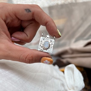 Collier pour femme tendance plaqué or, avec pendentif album 'Love Words Vows' à ouverture et fermeture, accessoires personnalisés avec mots anglais et motif lune au dos - Product Image 3