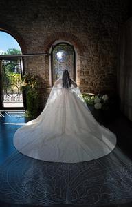 Vestido de Novia 2024 con Bordado de Encaje Pesado, Falda con Volantes, Escote en V Profundo y Mangas Largas - Product Image 3