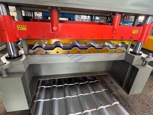 เครื่องขึ้นรูปกระเบื้องโลหะอุตสาหกรรมเหล็กชุบสังกะสีเคลือบสีสำเร็จรูป พร้อมระบบเกียร์และลูกปืน ควบคุมด้วย PLC ตัดด้วยระบบไฮดรอลิกสำหรับใช้กับหลังคา - Product Image 6