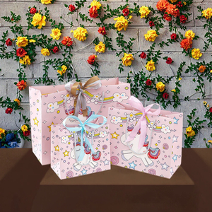 Bolsa de Regalo de Papel con Diseño de Unicornio para Niños, con Lazo de Cinta, Cartón Reciclable Color Marfil para Tiendas de Ropa - Product Image 3