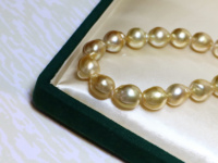 Collier Statement Lucy Jewelry en Perles Naturelles d'Eau de Mer Dorées des Mers du Sud, Plaqué Or 18K, Perles Jaunes Lâches de 10-12mm