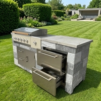 Cuisine extérieure BBQ en pierre culturelle grise résistante aux intempéries avec plan de travail plat, brûleur latéral, tiroir de rangement pour réfrigérateur et comptoir en marbre