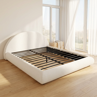 Cadre de lit plateforme style crème à profil bas avec tête de lit et sommier, ensemble trois pièces taille King pour chambre à coucher spacieuse et luxueuse