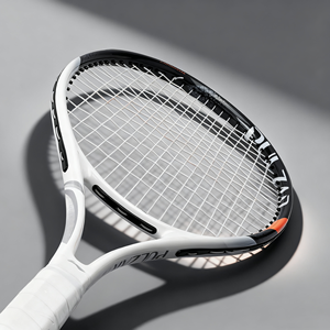 Raquette de tennis haute performance en fibre de carbone, légère et robuste, offrant un contrôle de puissance amélioré et des points de frappe optimaux - Product Image 2
