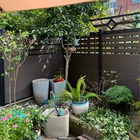 Panneau de clôture composite en bois et plastique Panneau de porte de jardin Intimité Wpc Kit de poteaux de clôture Prix avec cadre en aluminium