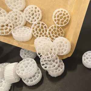 وسائط ترشيح عالية الكفاءة من البولي إيثيلين عالي الكثافة <span class=keywords><strong>K1</strong></span>، <span class=keywords><strong>K3</strong></span>، K4، K5 لأنظمة ترشيح محطات معالجة مياه الصرف الصحي، وحامل غشاء حيوي لنظام التهوية MBBR - Product Image 6