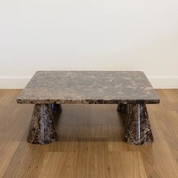 Table basse en marbre foncé Emperado avec quatre pieds cylindriques
