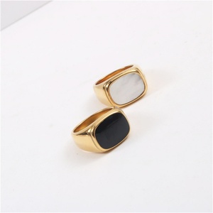 แหวนตราประทับทรงสี่เหลี่ยมเคลือบทอง 18k ไม่หมอง พร้อมพลอยออนิกซ์สีดำและเปลือกมุก วัสดุสแตนเลสสตีล - Product Image 1